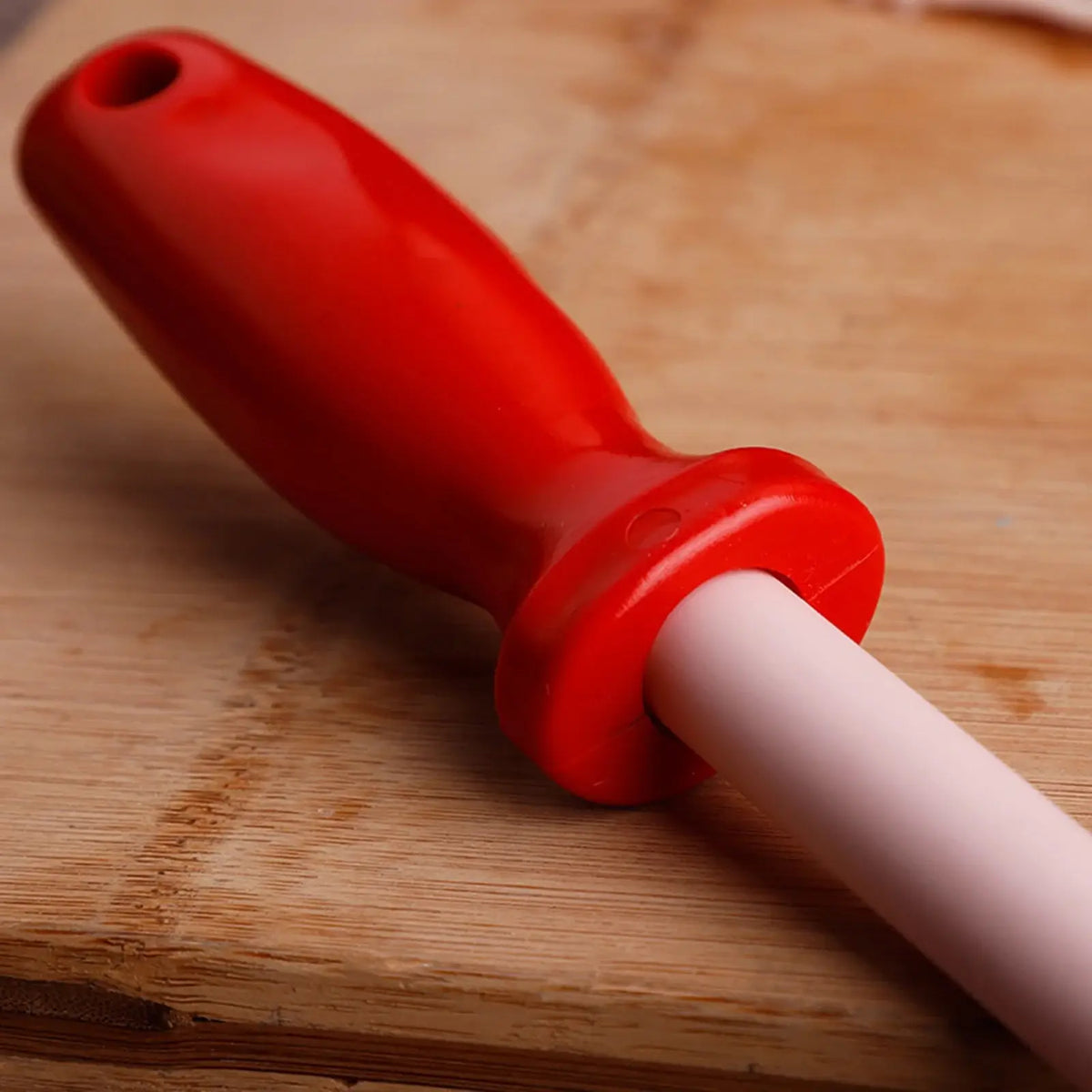 Gros-plan-sur-le-manche-ergonomique-rouge-d_une-affuteuse-a-couteau-avec-tige-en-ceramique-Art-galleyset